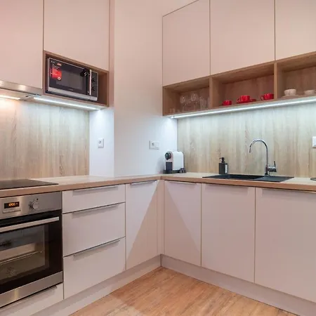 Bright 1br W Private Parking Apartman *