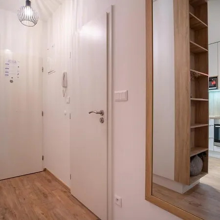 Bright 1br W Private Parking Apartment