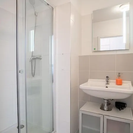 Bright 1br W Private Parking Pressburg