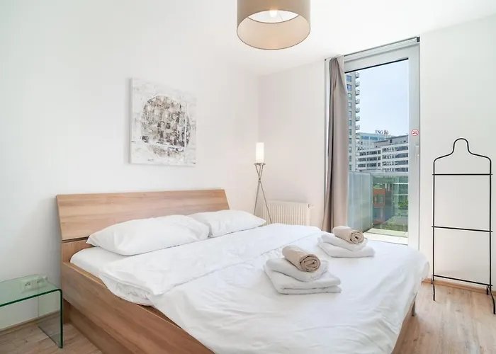 Apartment Bright 1br W Private Parking Pressburg